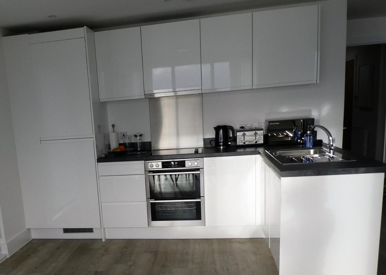 Seaview West Coast - Exceptional - 2 Bedrooms Sleeps 5 -Stunning Sea Views - 500 Metres To Beach Bournemouth Kültér fotó