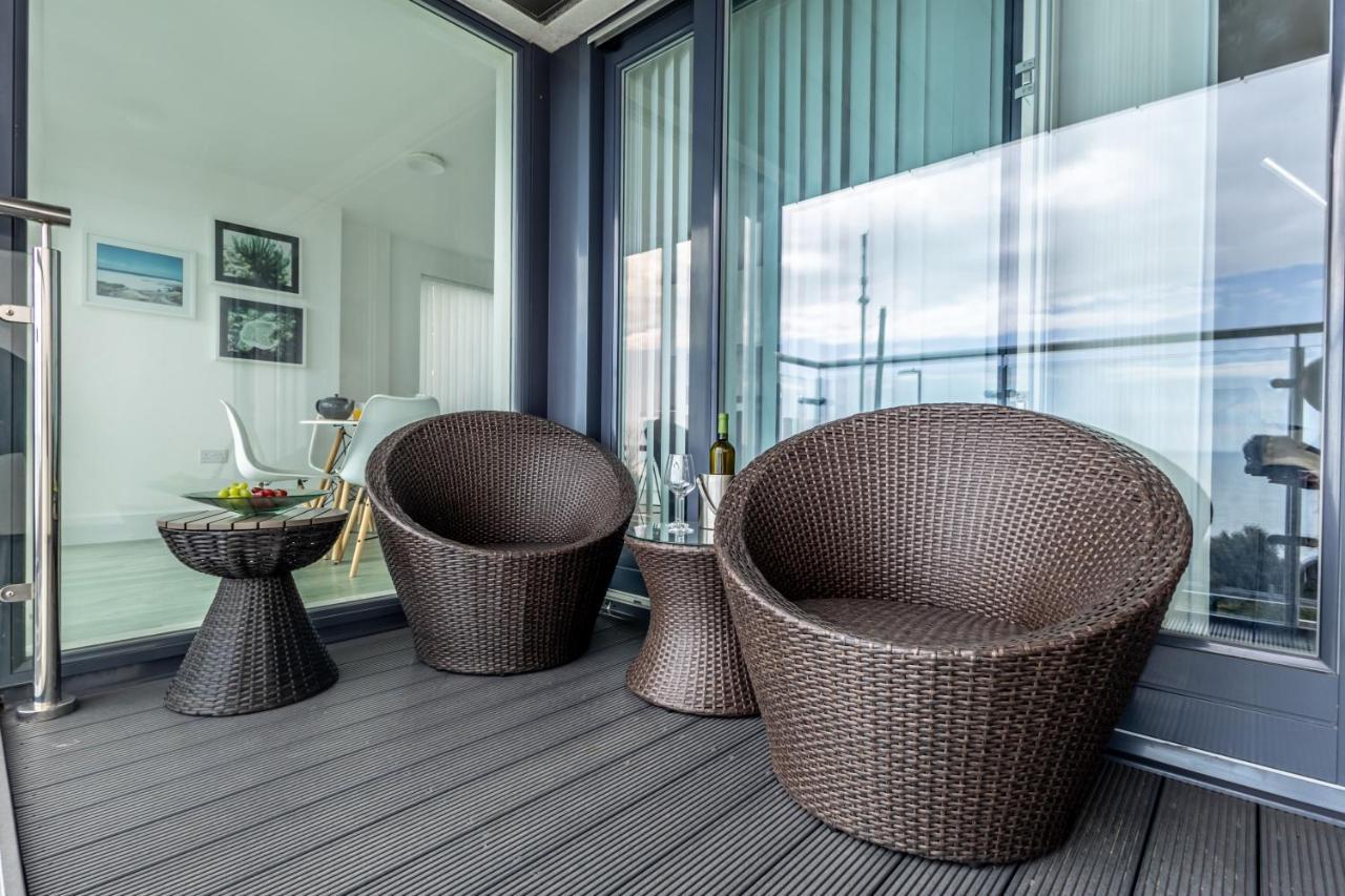 Seaview West Coast - Exceptional - 2 Bedrooms Sleeps 5 -Stunning Sea Views - 500 Metres To Beach Bournemouth Kültér fotó