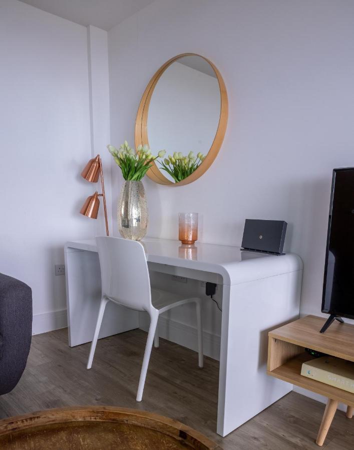 Seaview West Coast - Exceptional - 2 Bedrooms Sleeps 5 -Stunning Sea Views - 500 Metres To Beach Bournemouth Kültér fotó