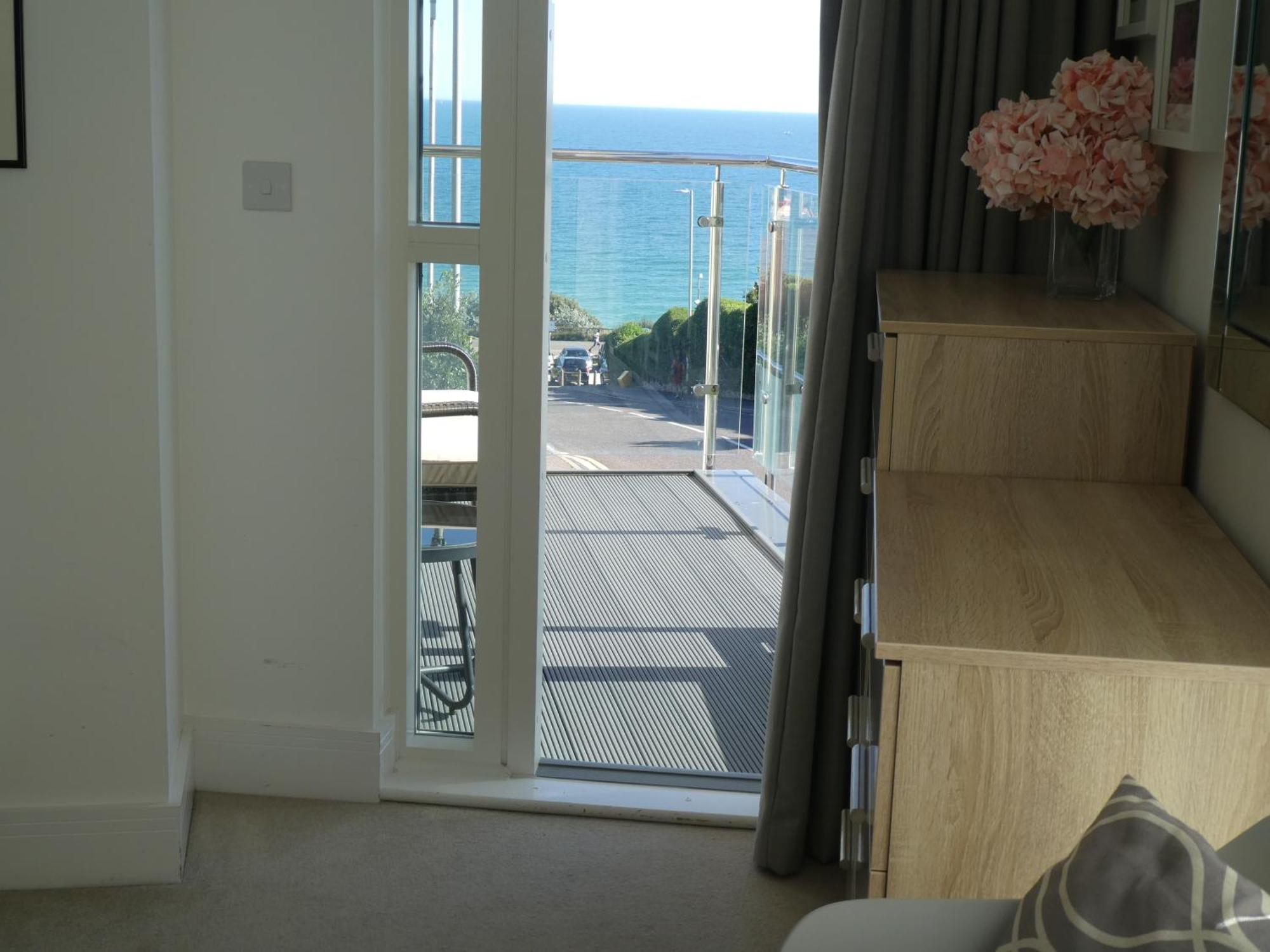 Seaview West Coast - Exceptional - 2 Bedrooms Sleeps 5 -Stunning Sea Views - 500 Metres To Beach Bournemouth Kültér fotó
